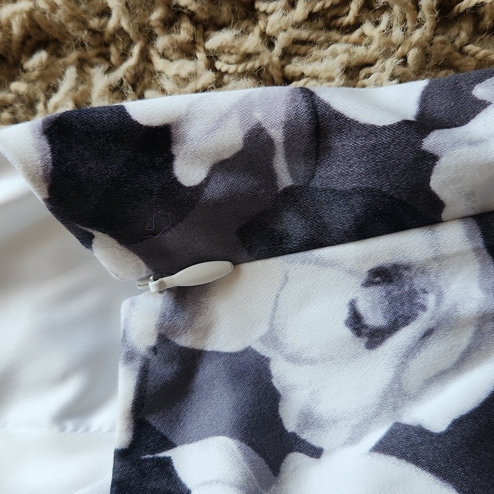 White House Black Market floral Black and white tank size 6 - Picture 4 of 13